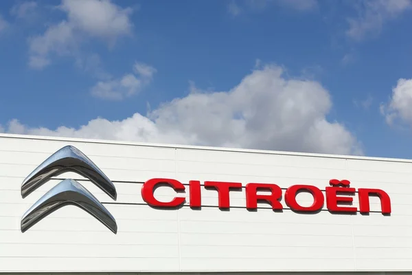 Citroen logo on a facade of a dealer — Stock fotografie