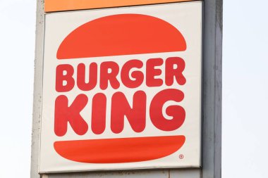Fredericia, Danimarka - 14 Ağustos 2025: bir direğin üzerindeki fast food zinciri Burger King 'in logosu. Burger King küresel bir hamburger fast food restoranı zinciri.