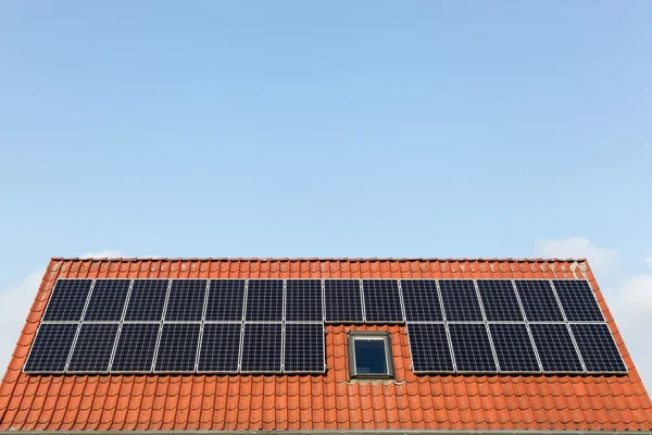 屋根の上の太陽電池パネル — ストック写真