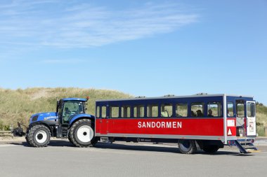 Sandormen Grenen ucu ziyaretçilere Skagen aktarımları bir traktör hizmetidir