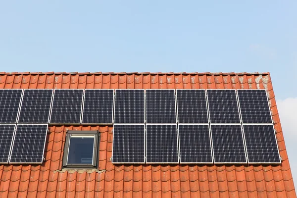 Paneles solares en un techo —  Fotos de Stock