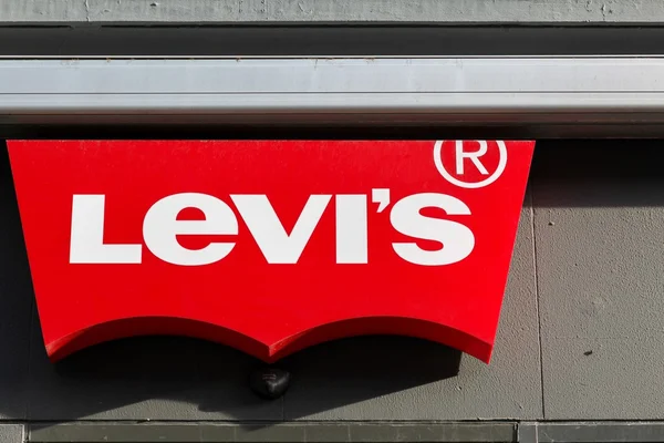 Levi Strauss logotyp på en fasad — Stockfoto