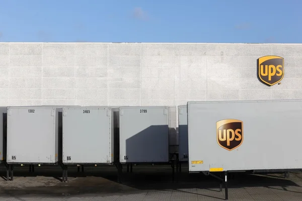 UPS-logotypen på en fasad i logistic center — Stockfoto