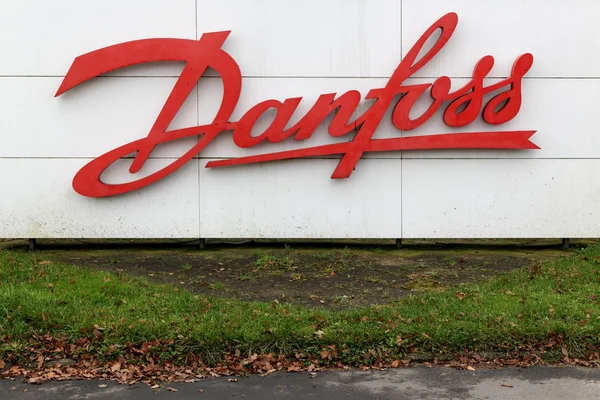 Logo de Danfoss en una pared — Foto de Stock