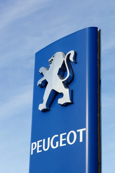 Sinal de Peugeot na frente de um revendedor — Fotografia de Stock