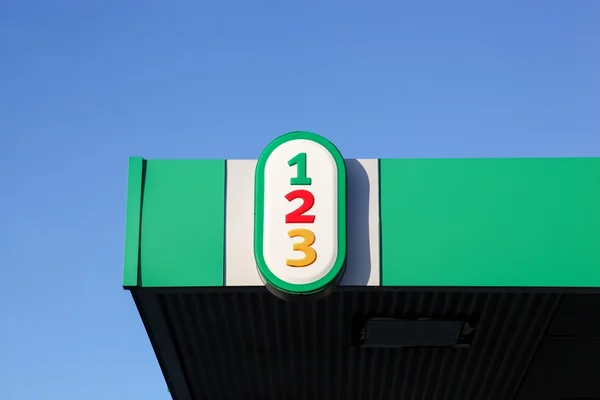 Logotipo 1-2-3 en una estación de servicio — Foto de Stock