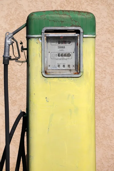 Staré a vintage benzinové pumpy ve Francii — Stock fotografie