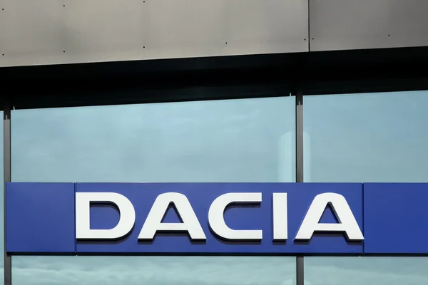 Logotipo Dacia en la pared de un distribuidor — Foto de Stock