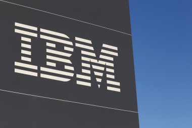 IBM logosu bir duvar