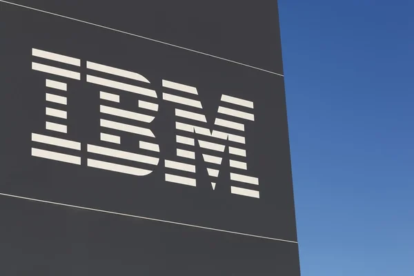 IBM logo na ścianie — Zdjęcie stockowe