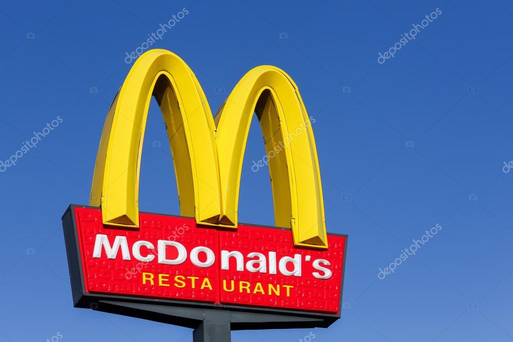 ポールにマクドナルドのロゴ — ストック編集用写真©ricochet69 ポールにマクドナルドのロゴ — ストック編集用写真©ricochet69