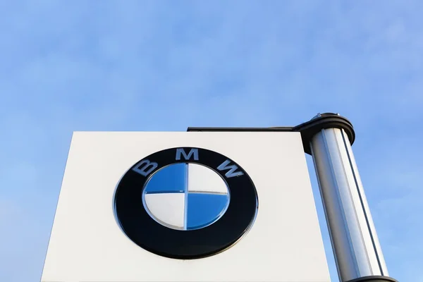 Logo BMW sur un panneau — Photo