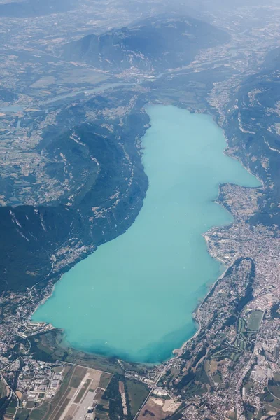 Vista del lago Bourget en Aix les Bains desde el cielo, Francia — Foto de Stock