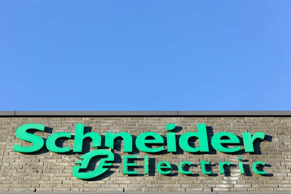 Schneider electric logo an einer Fassade — Stockfoto