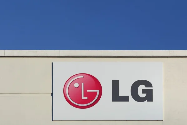 Logotipo LG em uma fachada — Fotografia de Stock