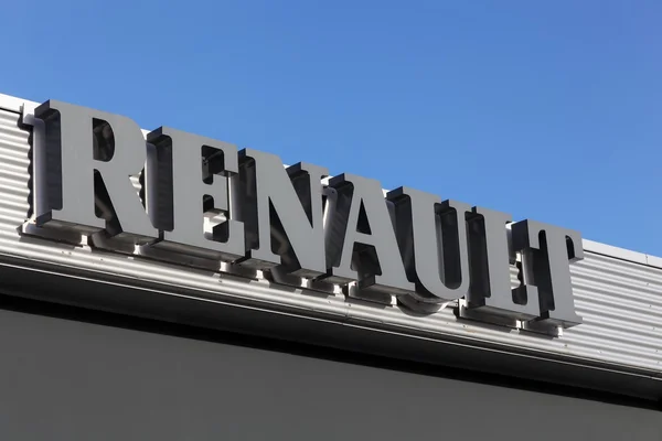 Sinalização no edifício do concessionário de automóveis Renault — Fotografia de Stock