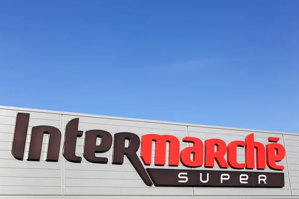 Intermarche-Logo auf einer Fassade — Stockfoto