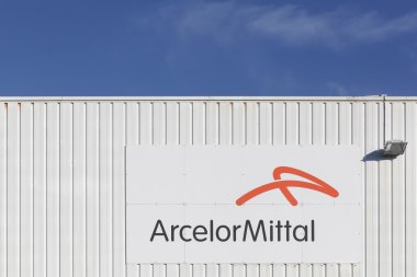 ArcelorMittal logosuna bir cephe