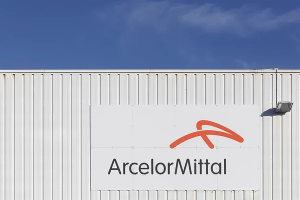 Logo de ArcelorMittal en una fachada — Foto de Stock