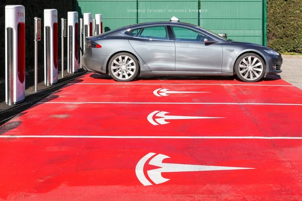 Tesla supercharger istasyonu ve otopark Lyon, Fransa