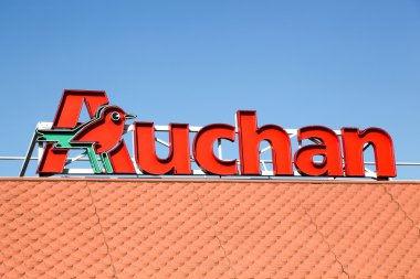 Auchan logo bir çatı üzerinde