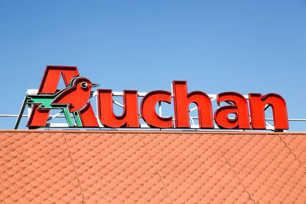 Logo Auchan na dach — Zdjęcie stockowe