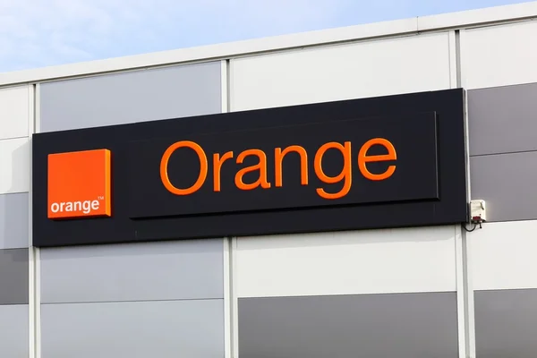 Oranžové logo na fasádě — Stock fotografie