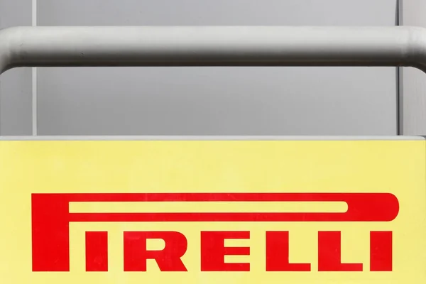 Logo de Pirelli en una fachada — Foto de Stock
