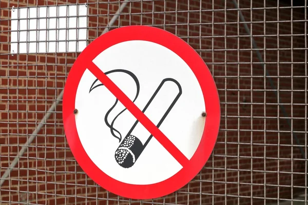 Assine não fumar em um local industrial — Fotografia de Stock