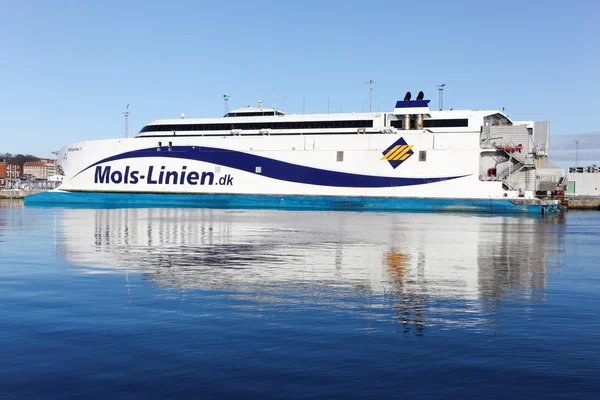 Mols Linien ferry en el puerto de Aarhus en Dinamarca — Foto de Stock