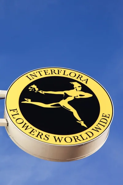 Logotipo de Interflora contra uma parede — Fotografia de Stock
