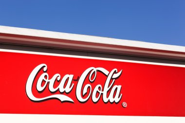 Coca cola işareti bir duvar