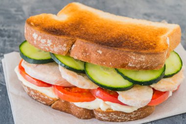 Domates ve salatalıklı sandviç tavuğu.