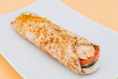 Domates ve salatalıklı burrito tavuğu