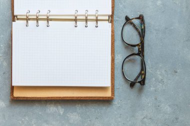 Gelişmiş bir arkaplan üzerine not defteri ve not kağıdı