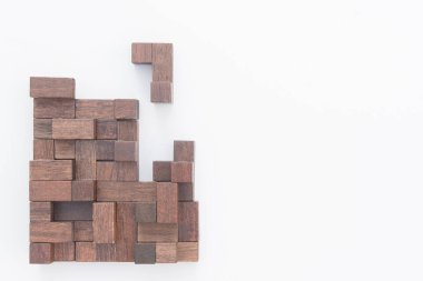 Üst görünümde geometrik şekiller, yaratıcı ve mantıklı düşünme konsepti.