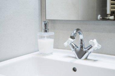 Banyo lavabosu ayna ve sabunla