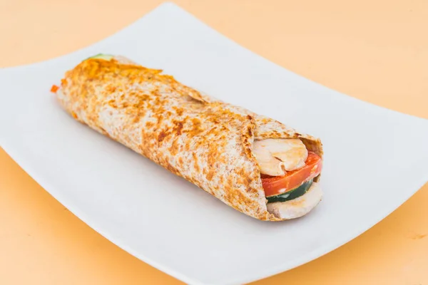 Δωρητής Shawarma Kebab Πορτοκαλί Φόντο — Φωτογραφία Αρχείου