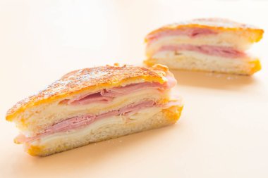 Sandviç monte cristo ön görünümü kapatın