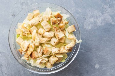 Sezar salatası, tost, marul ve ızgara tavuk göğsü.