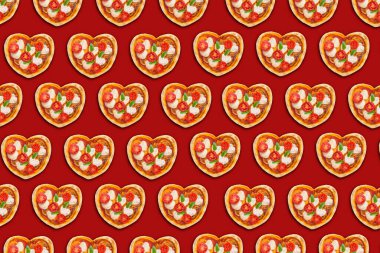 Kalp şeklinde hamur pizzası.