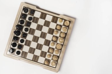 Beyaz arka planda peynir ahşabı