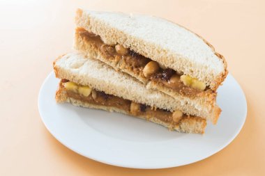 Fıstık ezmeli ekmek ve ahududu reçeli