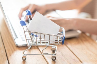 Çevrimiçi alışveriş için kredi kartı kullanan bir adamın en üst görüntüsü