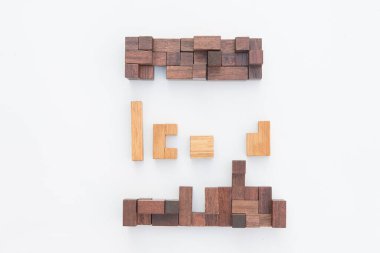 Üst görünümde geometrik şekiller, yaratıcı ve mantıklı düşünme konsepti.