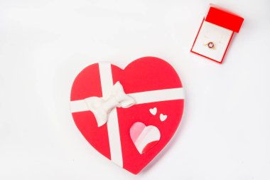 Kalp şeklinde neşeli bir tatlı..