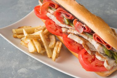 Endülüs 'te tipik bir sandviç. Jambon, biber ve ızgara domuz filetosu.