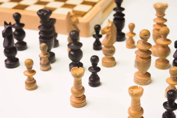 Бизнесвумен Думает Играть Шахматы Концепции Бизнес Стратегии Победы — стоковое фото