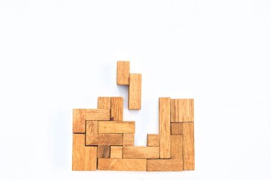Üst görünümde geometrik şekiller, yaratıcı ve mantıklı düşünme konsepti.
