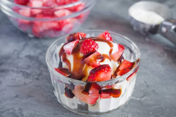 딸기가 요구르트 아이스크림 — 스톡 사진